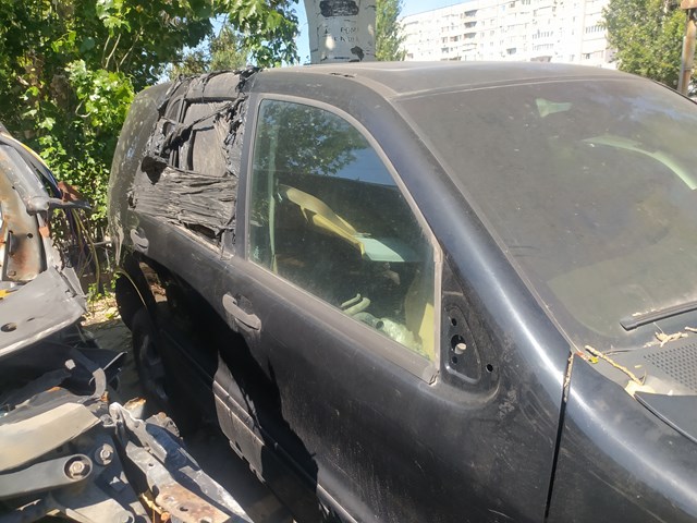 Скло передніх дверей, правих A1637200218 MERCEDES