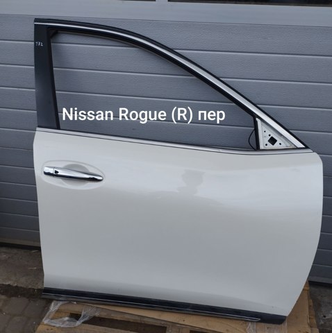 Пасажирські передні двері 801006FL0A NISSAN
