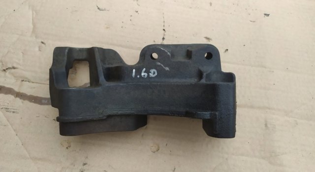 Кронштейн подушки (опори) двигуна, правої 1595367 FORD