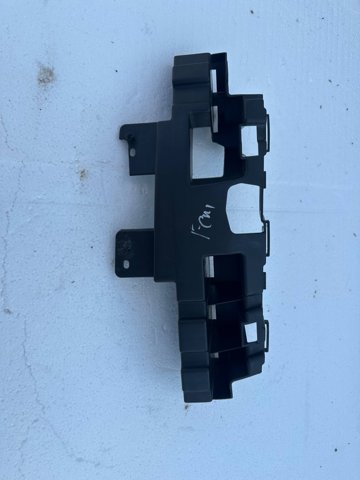 Кронштейн кріплення бампера переднього правий 3M5117E856AF FORD