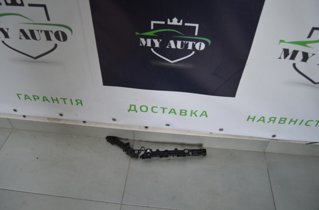 Лівий кронштейн заднього бампера 5215642050 TOYOTA