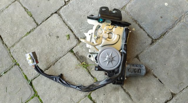 Замок і ручка дверей задка Ford Kuga II