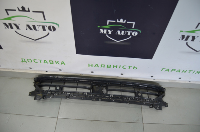 Решітка переднього бампера, центральна 83A807683C VAG