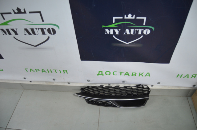 Заглушка протитуманки передньої правої 8V3807682G VAG