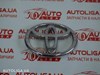 Фірмовий значок на кришку багажника Toyota Avensis Verso