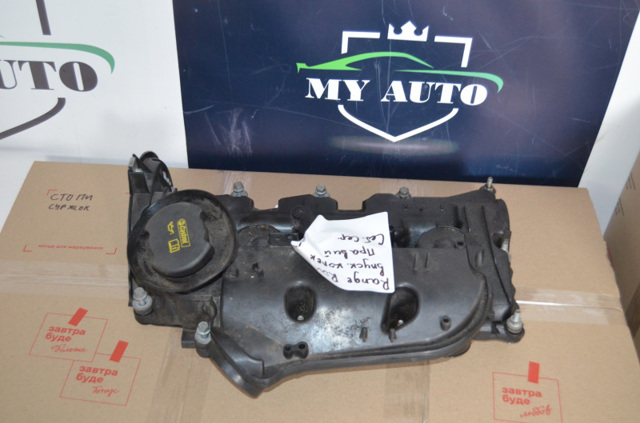 Кришка клапанна, права LR029146 LAND ROVER