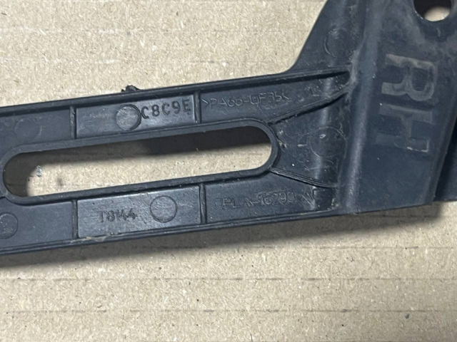 Кронштейн кріплення крила переднього правого, передній LR033051 LAND ROVER