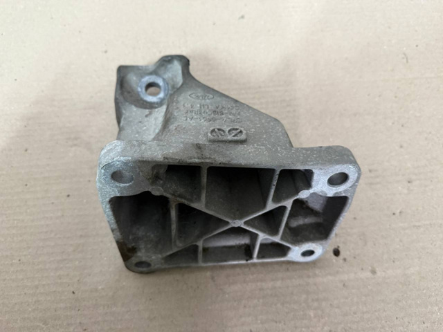 Кронштейн подушки (опори) двигуна, лівої LR033183 LAND ROVER