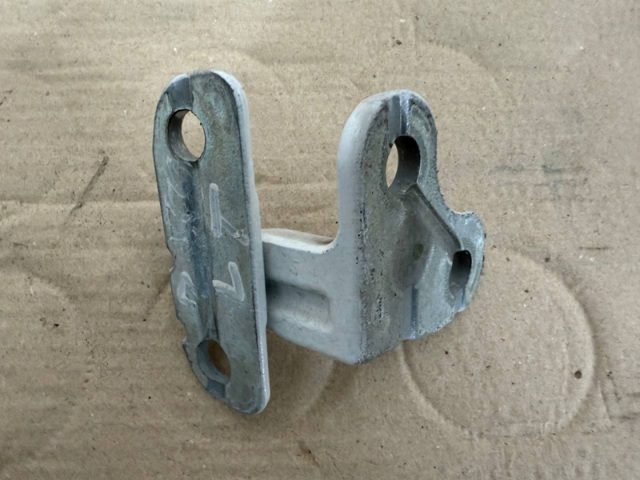 Шарнір передніх лівих дверей LR073596 LAND ROVER