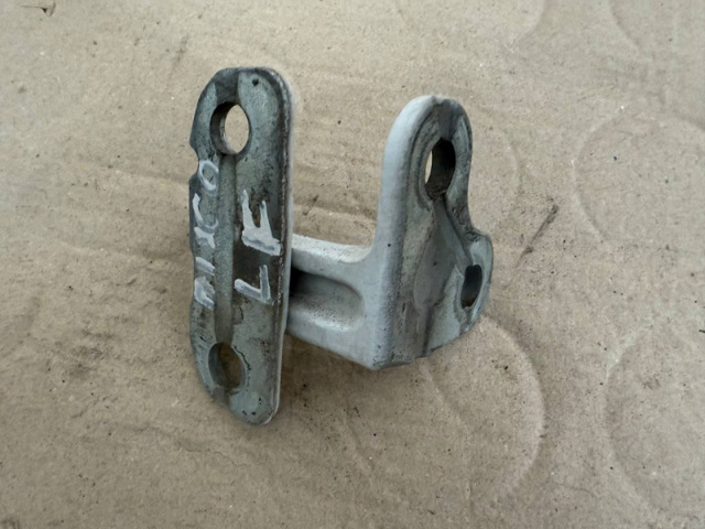 Петля водійських дверей LR073600 LAND ROVER