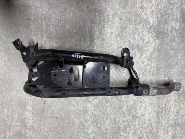 Кріплення кпп LR084110 LAND ROVER
