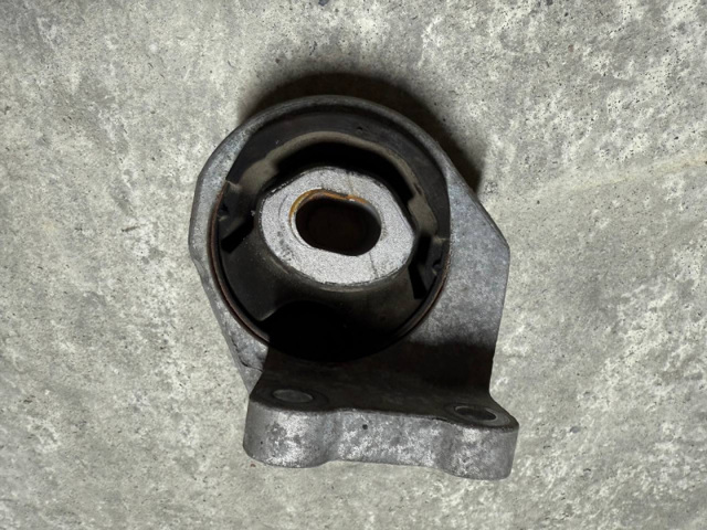 Опора коробки передач LR092039 LAND ROVER