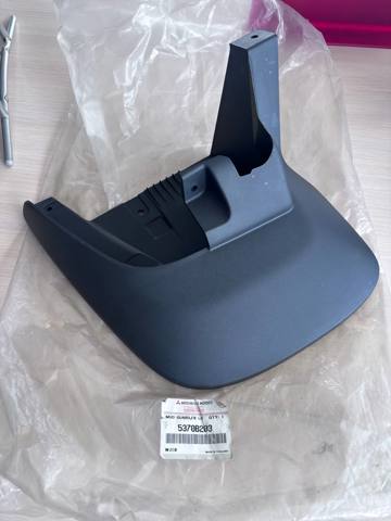 Бризговики крила 5370B203 MITSUBISHI