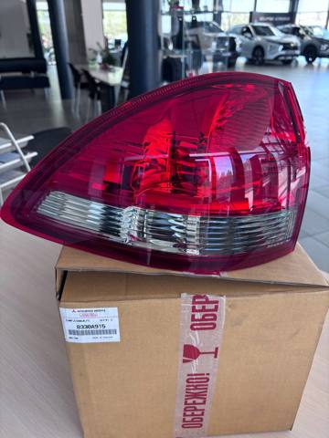 Задня ліва зовнішня фара 8330A915 MITSUBISHI