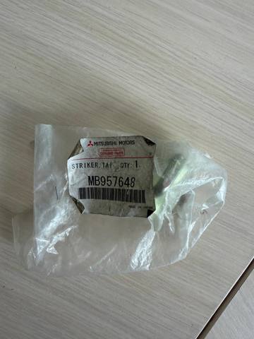 Фіксатор замка кришки багажника MB957648 MITSUBISHI