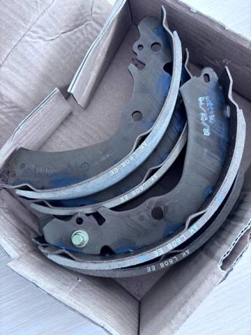 Колодки гальмові задні, барабанні MN102633 MITSUBISHI
