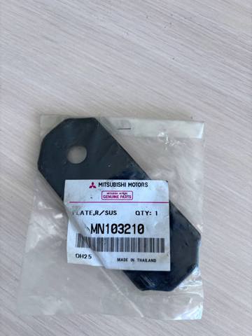 Кронштейн ресори заднього моста MN103210 MITSUBISHI