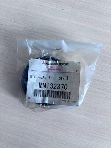 Сальник півосі переднього моста, правої MN132370 MITSUBISHI