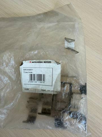 Притискна пружина колодки MR389651 MITSUBISHI