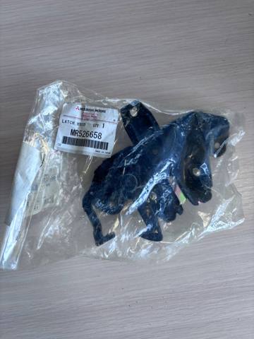 Замок кришки капота MR526658 MITSUBISHI