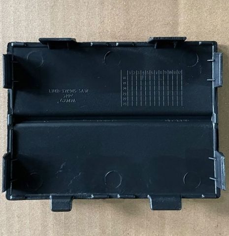 Заглушка решітки переднього бампера, центральна LJ6Z17E810AA КИТАЙ