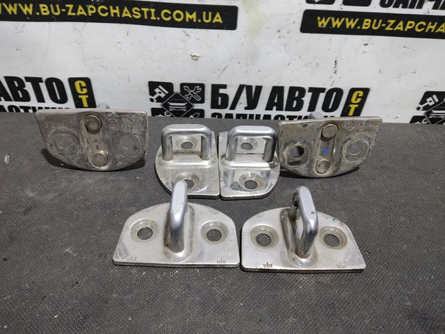 Фіксатор/петля (зацеп) замка дверей задньої 1U0837033C VAG