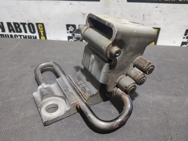 Навішування двері водія (петлі) 7L0831411A VAG