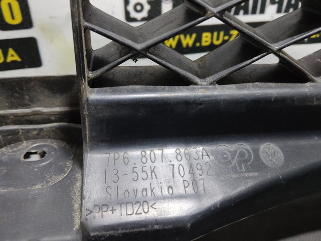 Кронштейн бампера заднього, центральний 7P6807863A VAG