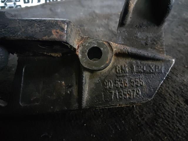 Кронштейн подушки (опори) двигуна, лівої 90538558 OPEL