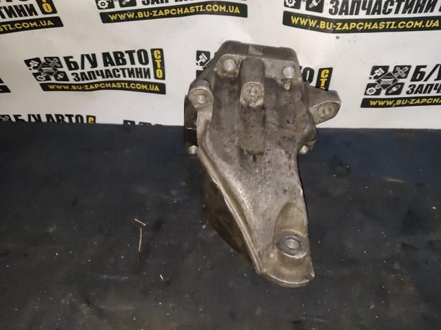 Кронштейн подушки (опори) двигуна, лівої A6512230004 MERCEDES
