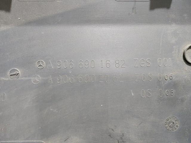 Накладка заднього правого крила A9066901682 MERCEDES