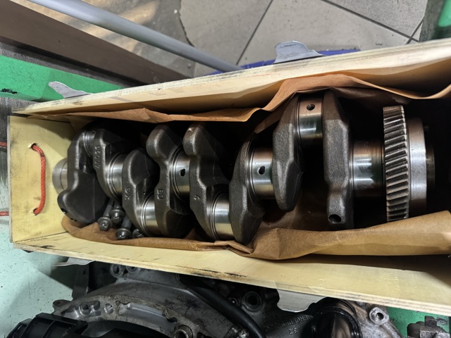 Колінвал двигуна Mercedes Sprinter II 5-t