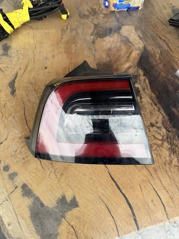 Ліхтар задній лівий, зовнішній 107739700H Tesla Model
