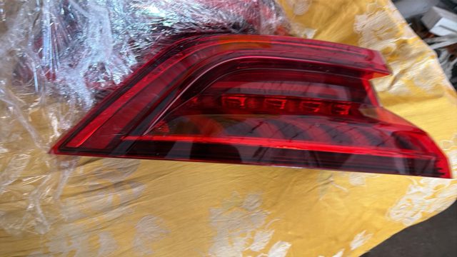 Задній лівий зовнішній ліхтар 4M8945069 VAG