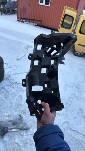 Кронштейн бампера заднього, правий 51127420666 BMW