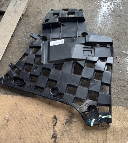 Кронштейн бампера заднього, правий 51127420668 BMW