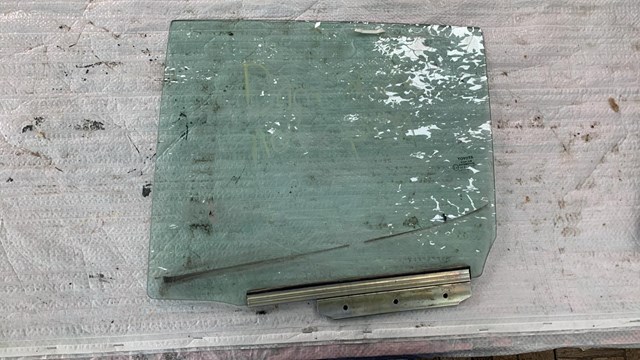 Скло заднє ліве 68104F4010 TOYOTA