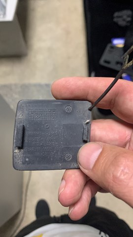 Заглушка бампера буксирувального гака, задня 68109904AA CHRYSLER