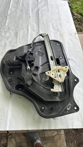 Склопідйомник задніх лівих дверей KB7W73590 MAZDA