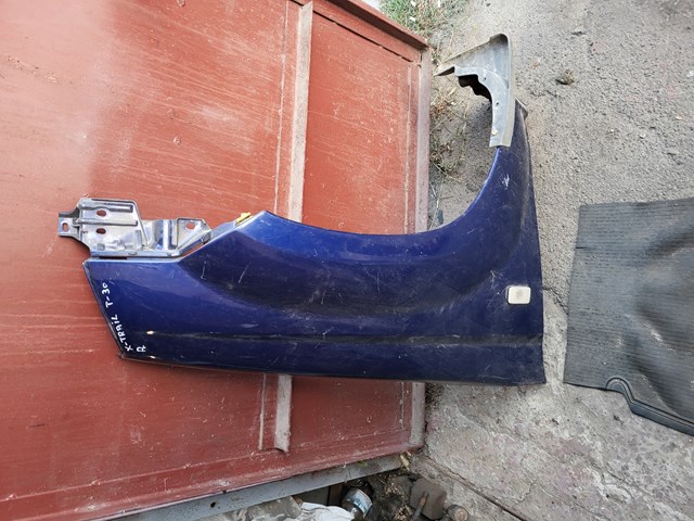 Переднє праве крило 631128H400 NISSAN