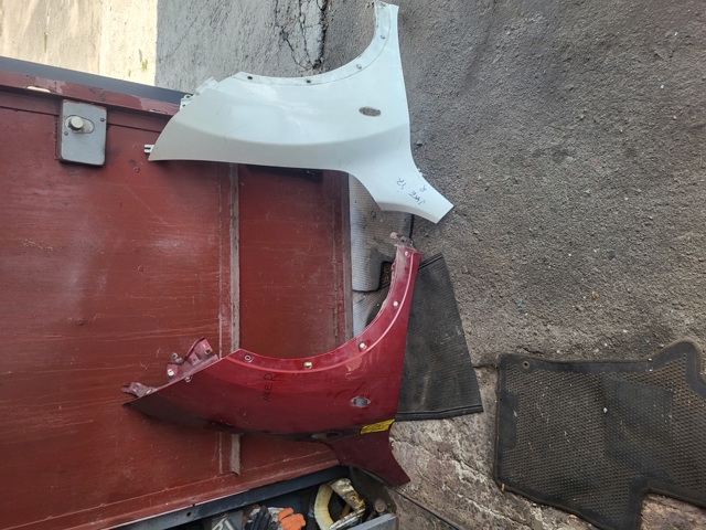 Переднє праве крило F31001KKAA NISSAN
