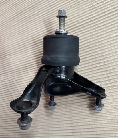 Ліва подушка двигуна 123720V020 TOYOTA
