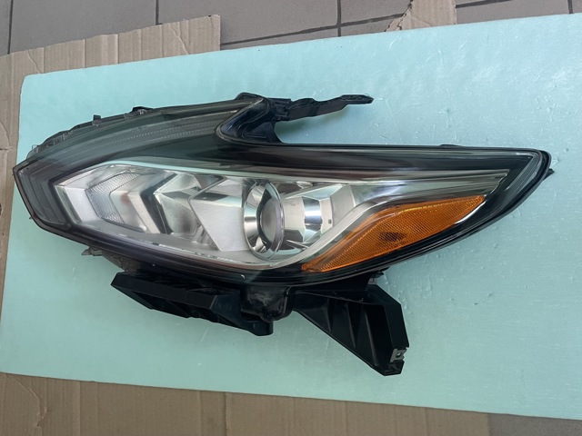 Фара 260609HS0A NISSAN