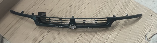 Решітка радіатора Nissan Serena C23