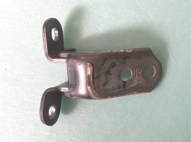 Петля передніх дверей права 6871033030 TOYOTA