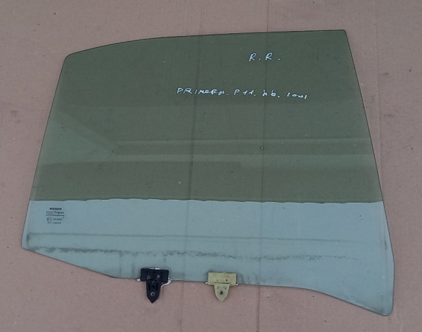 Скло заднє праве 823002F000 NISSAN