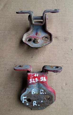 Завіса дверей передніх правих B45558240A MAZDA