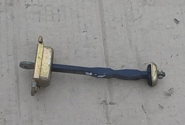 Обмежувач відкриття дверей, передній MB927285 MITSUBISHI