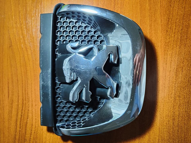 Емблема переднього бампера 9680505177 PEUGEOT