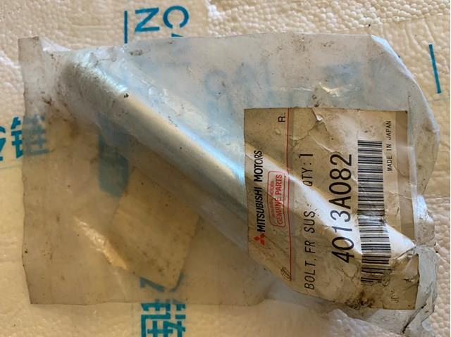 Болт переднього важеля, нижнього 4013A082 MITSUBISHI
